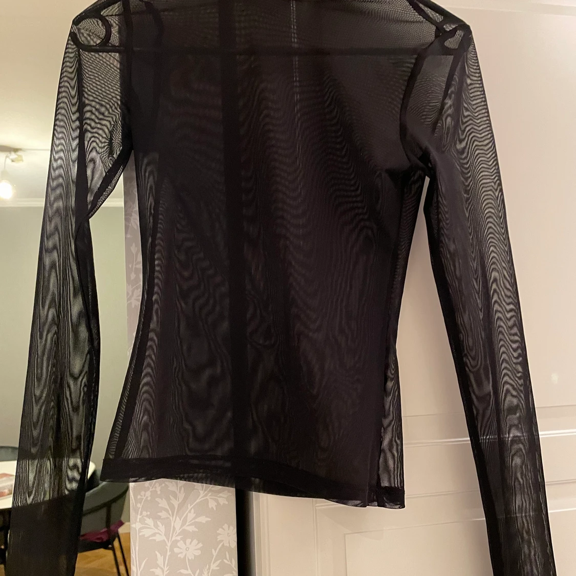 Svart genomskinlig tröja