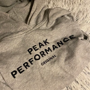 Peak performance hoodie strl 160 - Fin peakhoodie i bra skick