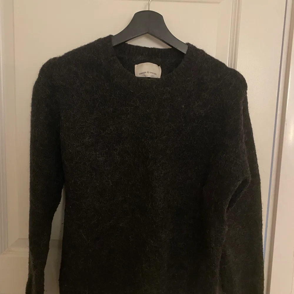 Skick 8/10 grå stickad samsoe o samsoe tröja väldigt snygg!!. Neuletakit & Villapaidat.