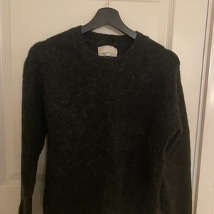 Samsoe o samsoe Strl S - Skick 8/10 grå stickad samsoe o samsoe tröja väldigt snygg!!
