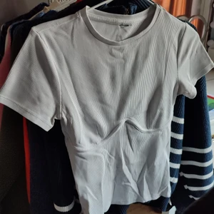 Vit t-shirt strl S - Storlek: S. Skick: bra. Hör av dig om frågor upphör 😊