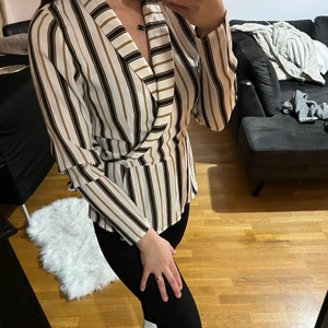 Blus  - Riktigt fin och elegant blus i bra skick 