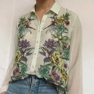 Blommig mesh skjorta  - Söt blommig skjorta i mesh liknande material. Visas på en S men passar även större beroende på önskad passform. Köpare står för 57kr spårbar frakt. Plagget är i gott skick utan synliga defekter. 