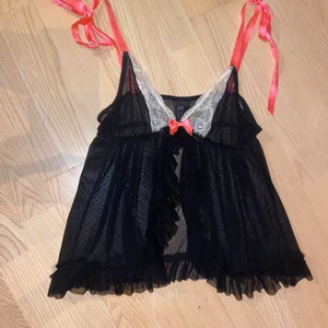 Linne - Säljer en SÅ SÖT vintage topp! Storlek S men passar även M💕