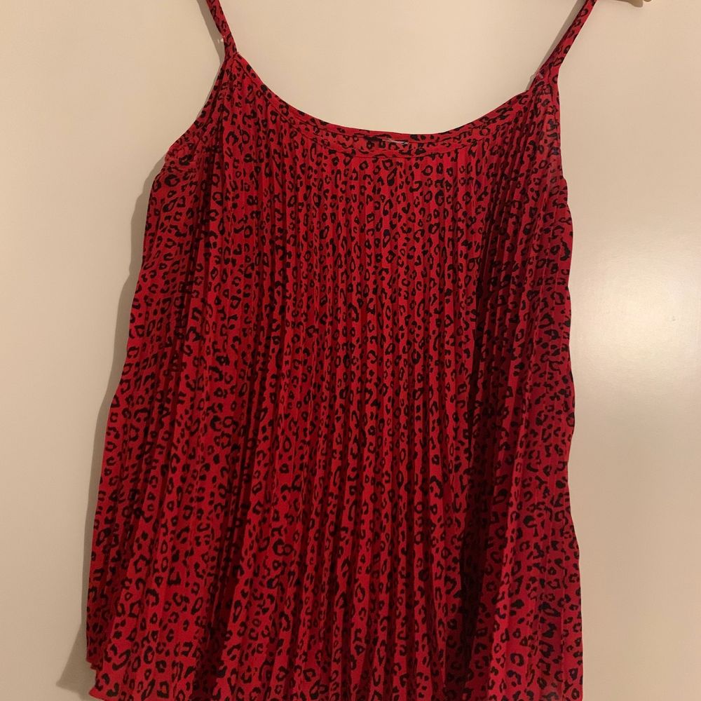 Plisserat linne från H&M i typ rött leopardmönster 🐆 Storlek M men passar typ alla från XS-XL på grund av att det går att knyta på många olika sätt samt axelbanden är justerbara 🥰 Skicka DM för fler frågor och bilder. 💕. Toppar.
