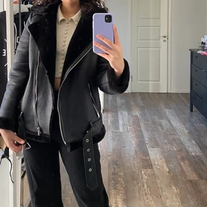 Tjockare jacka  - En jättesnygg jacka som tyvärr ej kommit till användning. Använd fåtal gånger. Storlek S men passar M med. Köpt på Nelly för 900kr. Perfekt för tidig vår och hösten. Buda genom att kontakta mig här på Plick💞