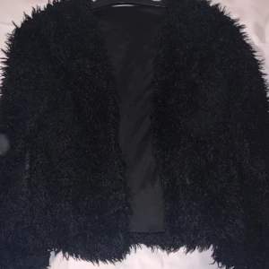 Svart fluffig jacka - Svart fluffig varm kofta/jacka, storlek S/M, okej skick, finns i Halmstad men går att fraktas