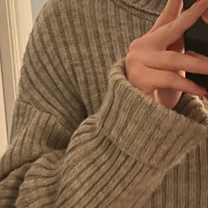 Beige stickad tröja storlek xs  - Jättefin stickad tröja från NA-KD, väl använd men mycket gott skick😋. Säljer för att den tyvärr inte kommer till användning längre men den passar perfekt på mig som egentligen brukar ha storlek S. Nypris 379 kr, säljer för 250 kr inklusive frakt💕