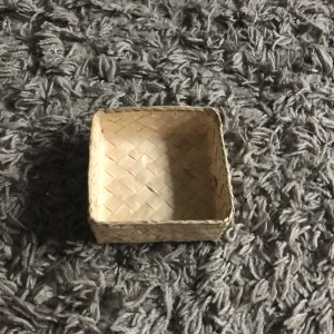 Korg - En ljus korg som är hemma gjord 