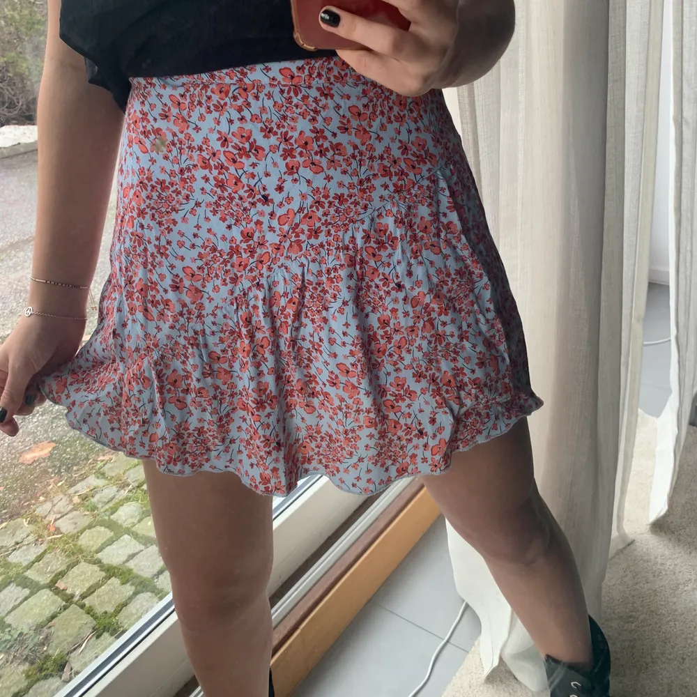 Säljer min kjol från H&M!!😍 Jag ÄLSKAR den men den har tyvärr blivit för liten för mig. Lite skrynklig på bilden men den går att stryka så den blir lite finare👌🏼. Kjolar.
