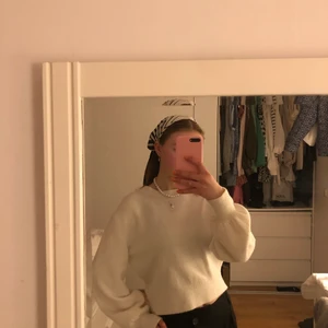 Stickad tröja - Vit stickad tröja från & other stories 