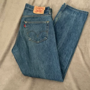 levis jeans 501 - Säljer mina skitsnygga vintage 501. De har blivit alldeles för stora för mig annars hade jag aldrig sålt.😅 vintage så att de säljs inte längre av levis och är svåra att hitta. Skulle säga att det är mid rise. Skriv privat ifall du vill ha fler bilder eller exakta mått:) frakt ingår ej