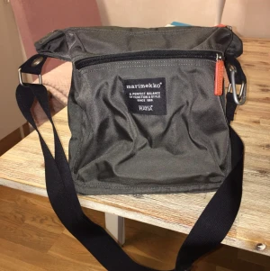 Marimekko väska  - Marimekko axelväska i större modell. Knappt använd så i fint skick. Inköpt för 1000kr. Gråfärg.