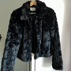 Pälsjacka - Svart fuskpälsjacka med krage. Sparsamt använd därmed bra kvalitet. Säljer då den inte kommer till användning. Passar både s/m beroende på hur man vill ha den. Frakt tillkommer 💕