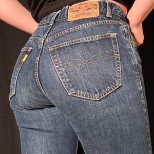 Vintage jeans av märket Crocker i 2000-talsstil! Typiskt low-waisted🌟 Säljes i befintligt skick, precis som allt annat🌼 Skriv gärna vid frågor eller vid efterfrågan på fler bilder!