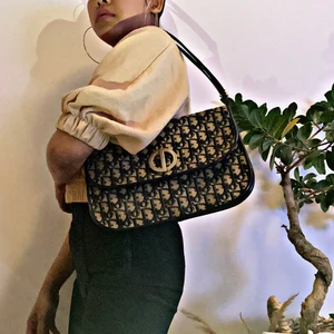 Dior vintage - Kommer Nu Äkta dior vintage igen 🌹 | bra skick | så snygg | andra sida sälja för 8000kr | INKL frakt | följa insta @nmf_se | kolla gärna på mina andra annonser