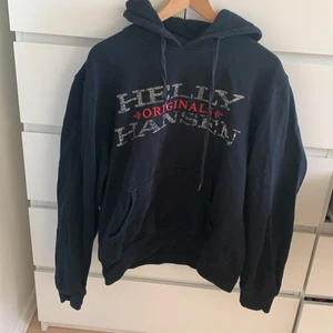 Hoodie  - Vintage Helly Hansen hoodie. Rätt sliten. 150 kr eller bud! 