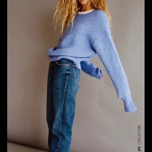 Jeans mid Rise straight full från Zara, strl 36  - Jeans mid Rise straight full från Zara, använda 1 gång, säljer pågrund av att de är för långa för mig som är 156 men väldigt snygga. Slutsålda på hemsidan. De är i strolek 36. Start bud är 120kr 