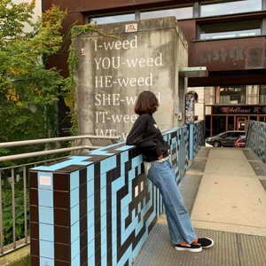 Converse slip on - Storlek 41. Jag brukar ha 40 normalt, dessa passar mig perfekt. Använda men hela! Världens skönaste skor. Köparen står för frakt ✨