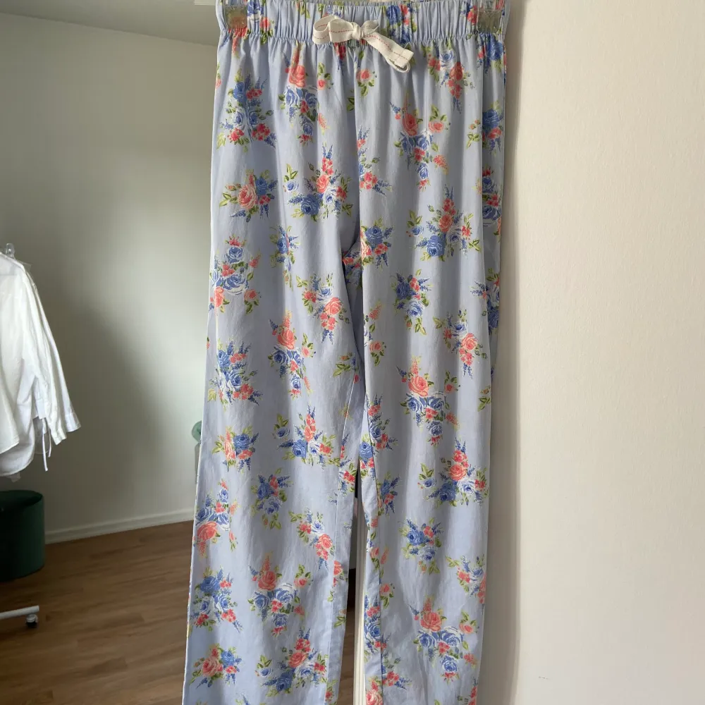 Super söta pyjamas byxor med blommönster från Primark! Tunna o sköna för sommaren. Elastisk midja. ALDRIG använda så i utmärkt skick!. Jeans & Byxor.