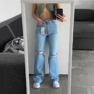 Populära Zara-jeans!! Oanvända - Inte mina bilder, de är tagna av den som jag köpte jeansen av. De satt för tajt över rumpan så får sälja vidare:)