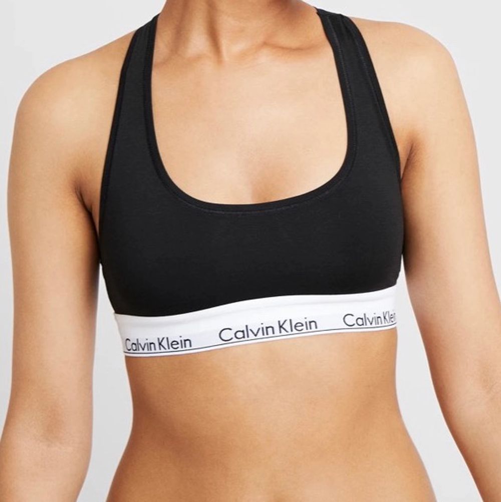 Hej! Säljer denna endast provade Ck braletten i modellen- MODERN BRALETTE - Topp. Köpt på Zalando men insåg att den inte kommer att komma till användning pga har andra i samma modell! Storlek M. Köpt för 349kr men säljer för endast 150kr+ frakt(24kr). . Toppar.