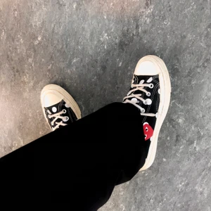 Converse x cdg  - Intressekoll på dessa skorna som är väldigt sparsamt använda. Köpta på Farfetch,Nypris ca 1900❤️  säljer om jag får bra bud🥰 köparen står för frakt 