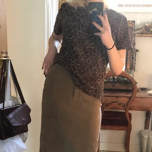 brun mönstrad t shirt - Asfin brun t shirt med guldmönster. Köpt på beyond retro!