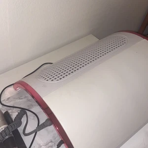 Nagel startkit -  Jag säljer ett stort nagelkit/starkit ingår allt som behövs plus lite mer. Säljer pga att jag inte har tiden till att använda allt. Säljer för 3000kr manikyr dammsugare med el nagelfil  köpt för 600kr helt ny använd cirka 2 gånger tillkommer små filar till den elektriska nagelfilen. Uv lampan är cirka ett år gammal ska funka bra köpt för 400kr men säljer för mindre pris. Det som ingår i kitet är:  5 guld folie  6 silver folie  Ljusblå blandad med guld glitter Svarta stenar  Lila stenar  Röda paljetter Rosa paljetter Svart blandad med silver glitter Rymdfärg glitter 2x Mörklila glitter 2x Gul glitter svart glitter Rosa glitter  Guld glitter  Grön glitter Blå glitter  Vit glitter Orange glitter Baby blå glitter Turkos glitter Burk med swarovski stenar  Röda stenar Vita stenar  2 olika klistermärken  Base one color pastel 06 blue Base one pain är gel 18 plum Semilac pearl red 070  Semilac sexy red 039 Semilac classic nude 004 ANOL gel polish 39 2x Matte top coat Belle fille top coat Nagelgiganten top & base coat  Nagelgiganten nagellim 2x Nagelband olja doft av mango  5 olika lådor med tippar Buffer 2x 10 nagelfilar Blandade penslar Nageltång Nagelband puttare Små nagelfilar till nagel fil maskin  Visningstippar 18 st Uv lampa  Handställ ink nagel el fil Nagel bord med marmor bordstapet över   