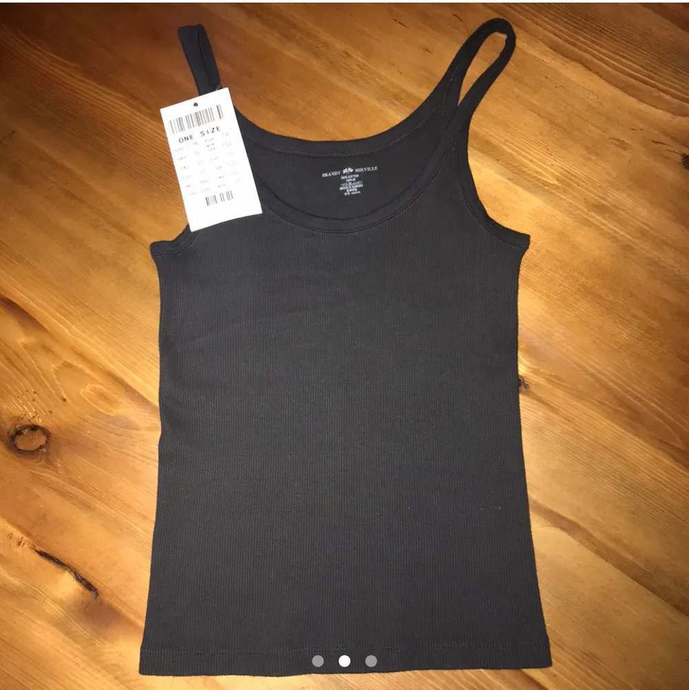 Soft ribbed cotton tank with a scoop neck front, matching trimmings, and a longer fit.  Fabrics: 100% cotton  Measurements: 50.8 cm length, 28 cm bust (stretches)  Made in: Italy   Brand new item. New with tags. Happy to bundle. Will gladly take more pics. Smoke and pet free storage space. No other flaws to note. **TRACKED SHIPPNG WITH POSTNORD**. Toppar.