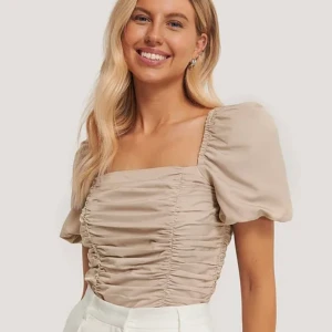 Chloé B x Nakd topp med puffärm - Säljer min helt oanvända topp från Chloé B kollektion med nakd! I storlek 36, true to size.  Helt oanvänd med etiketten kvar💗 Slutsåld på hemsidan. Nypris 349kr mitt pris 200kr + frakt!💞