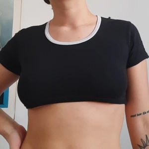 Topp - Superfort topp. Den går upp när man har armarna uppe och så får man lite underboob. Sen beror det på hur stora bröst man har och hur lång man är såklart. 