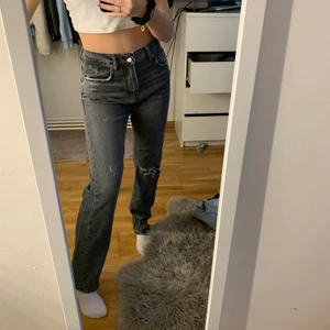 Jeans  - Säljer dessa as fina jeans från Zara, sitter lite baggy men även tight. Väldigt nya men inte kommit till andvänding.