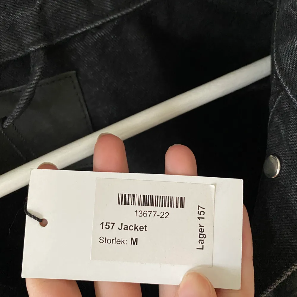 Oanvänd jeansjacka från lager i storlek M, nypris 400kr. Frakt tillkommer och pris kan diskuteras💞. Jackor.