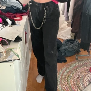 Svarta jeans - Svarta långa jeans. (Jag är 167cm). Kedja ingår.