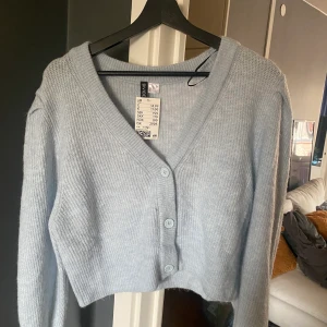 Söt kofta med puffärm - Kofta från H&M helt oanvänd i storlek M. 