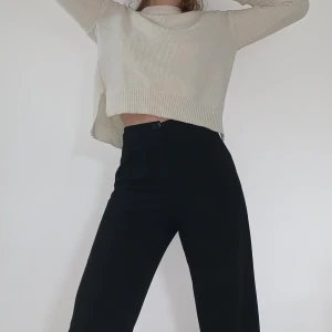 Stickad tröja  - Super mysig créme färgad tröja, verkligen super mjuk. Mycket bra skick. Frakt tillkommer.