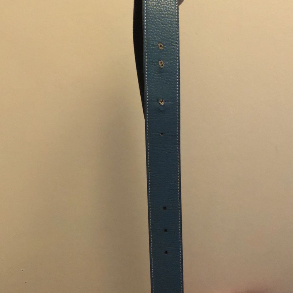 Röda är aldrig använt och från topshop i storlek xs/s. Det guldiga är använt en gång och från zara passar från xs till L skulle jag säga då det inte fins några bestämda hål. Det blå är ett fake Hermes som går att vända på så det blir svart. Finns tyvärr egen gjorda hål. . Accessoarer.