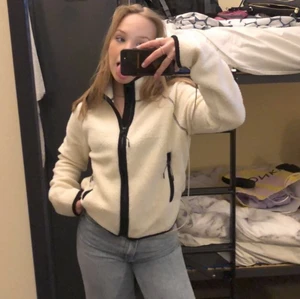 Fleecetröja från weekday - Fleecetröja från Weekday. Superskön till hösten. Köpt för 400kr säljer för 200kr 