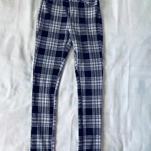 Vit/svart byxor  - Storlek 34 fint skick som ny