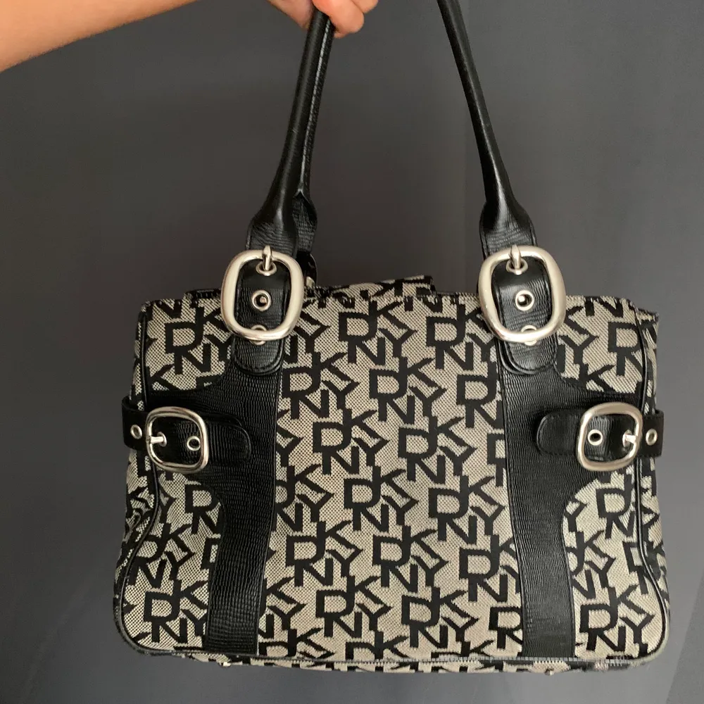 En jättefin handväska från DKNY Mått: 33x21cm Två stora fack Två mindre med dragkedja och två mindre utan dragkedja inuti.. Väskor.