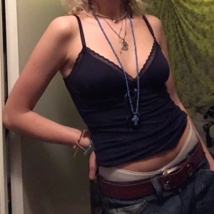 y2k linne - så fint mörkblått linne med rosett vid bysten💗 linnet är inte genomskinligt och är i jättefint skick💓 budgivning i kommentarerna& skriv privat om ni vill ha fler bilder på tröjan!🥰