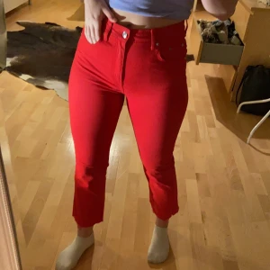Jeans - Röda, väldigt snygga jeans från Gina Tricot, köparen står för frakten 😊