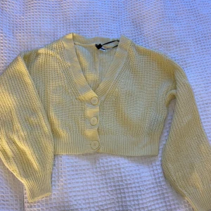 Stickad tröja - Super fin stickad tröja som säljs då jag glömt bort den lite grann! Endast använd en gång så den är i nyskick! Kika in den vita likadana jag tidigare sålt för att se hur den sitter på