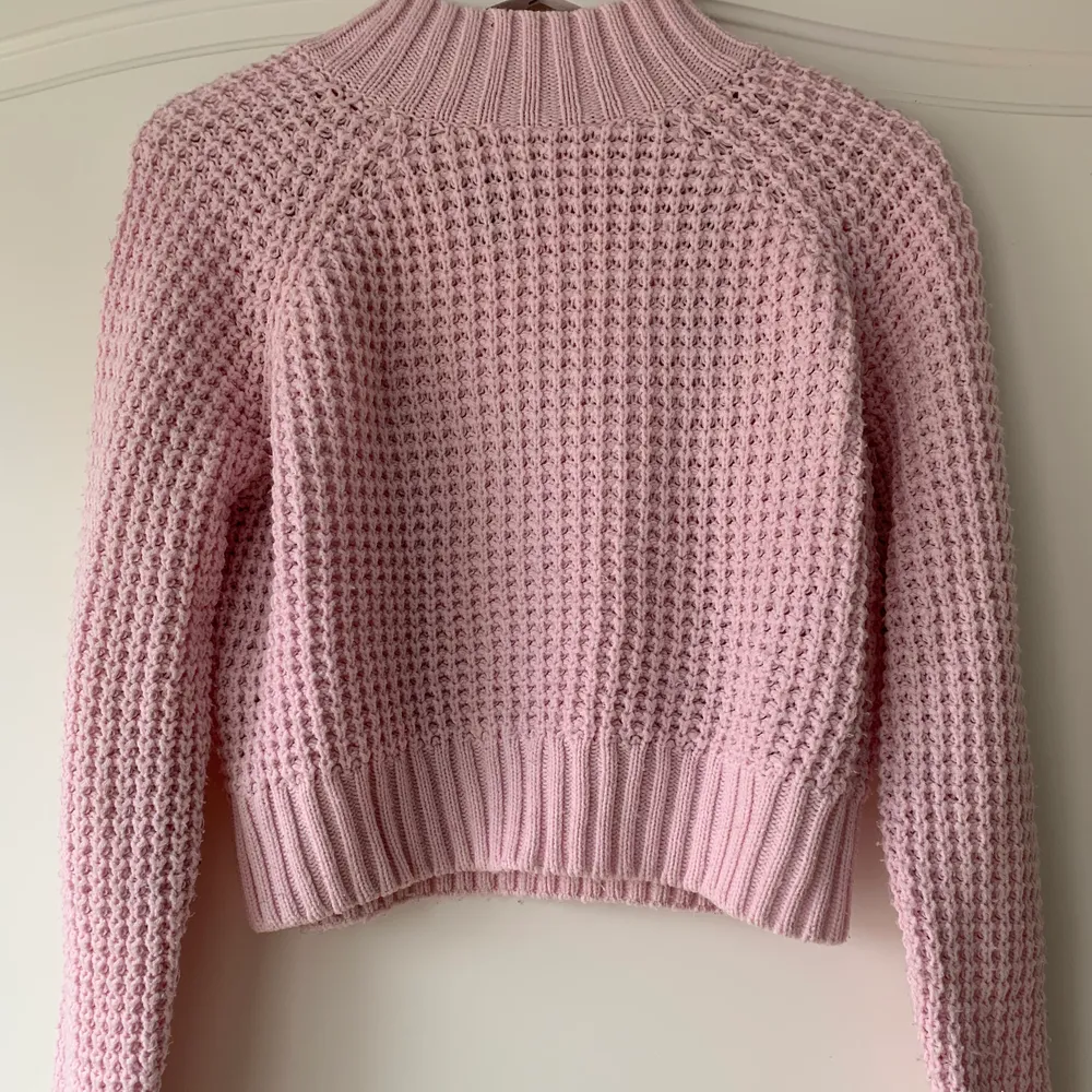En jättefin rosa stickad tröja som är sparsamt använd och i bra skick. Den är från hm Divided i storlek XS. Använder inte längre och därför vill jag att den kommer till användning någon annanstans💕💕. Stickat.