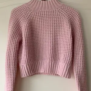 En jättefin rosa stickad tröja som är sparsamt använd och i bra skick. Den är från hm Divided i storlek XS. Använder inte längre och därför vill jag att den kommer till användning någon annanstans💕💕