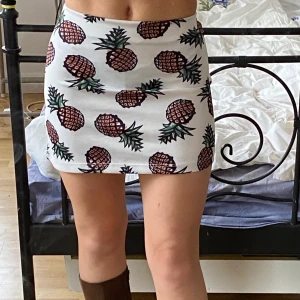 Kjol - Sommar kjolen😍😍 det är stretchigt material och supermjukt. SÅ HIMMLA fin, önskar den nu det bästa hemmet✨aldrig använd✨ köpt i Australien 