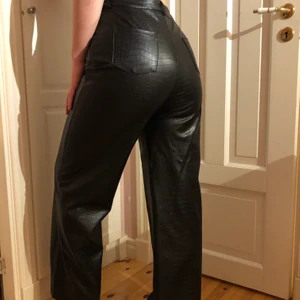 Svala skinnbyxor! - Säljer nu mina älskade skinnbyxor då de inte passar mer:( Sitter som en smäck när de passar och har ormmöster i materialet! De är absolut inte så varma som andra skinnbrallor kan vara. Kunde till och med ha dem på sommaren😍 