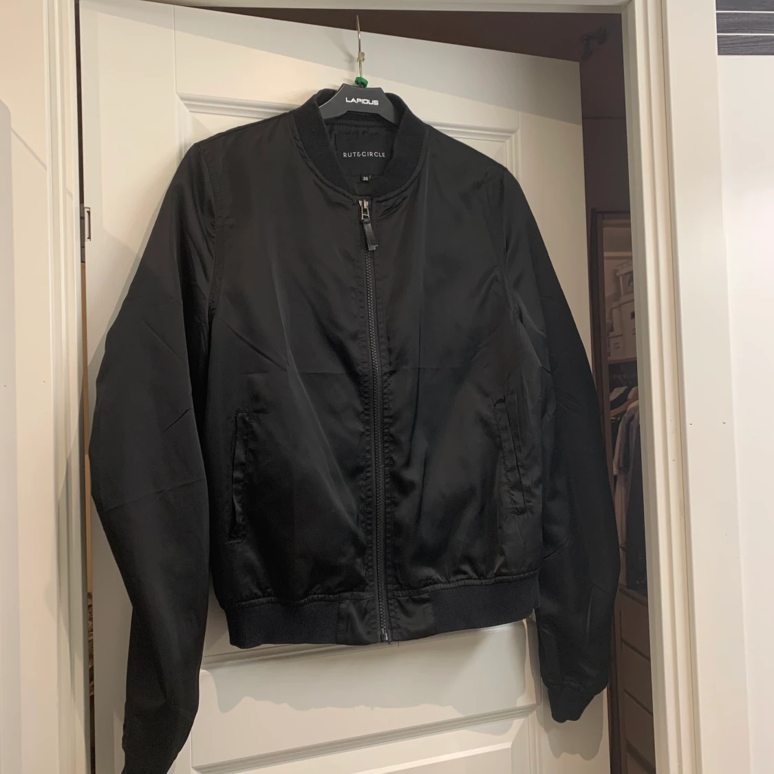 Svart bomberjacka från Rut&Circle