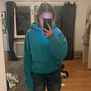 Turkos bik bok hoddie - Extremt skön hoddie använd många gånger. original pris 499kr. Lite nopprig. 